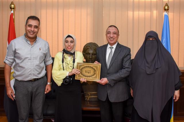 محافظ الإسكندرية يُكرم «مصورة كفيفة»