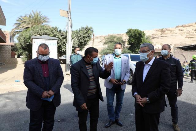محافظ المنيا يتفقد عددا من أعمال رصف الطرق