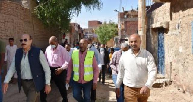 محافظ أسوان يتفقد أعمال الترميمات للمنازل