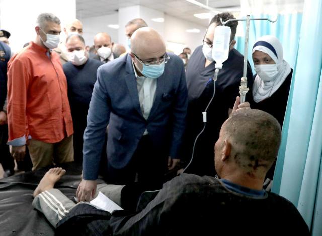 جولة المحافظ داخل المستشفى