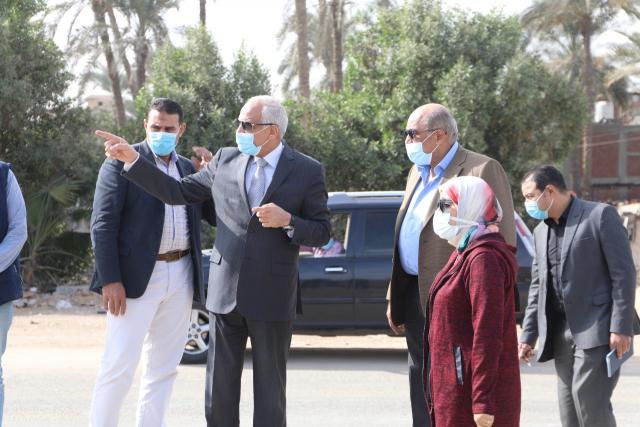 محافظ الجيزة يتفقد أعمال تطوير الطريق التبادلي بأكتوبر والمنصورية