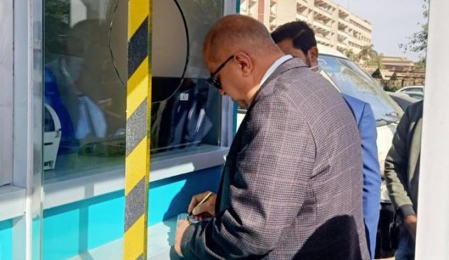 أول مقر خدمة لإجراء مسحات كورونا داخل السيارة بجامعة أسيوط