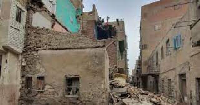 إزالة عقارين متصدعين 