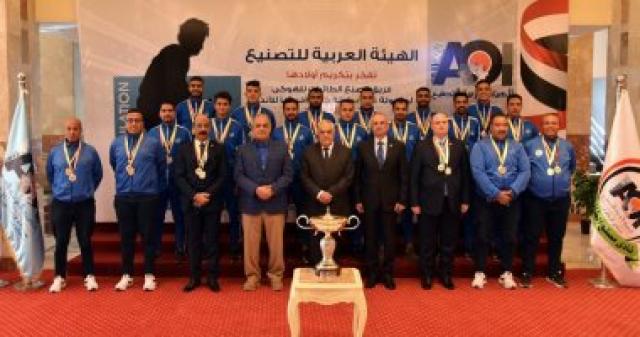 رئيس الهيئة العربية للتصنيع يكرم فريق مصنع الطائرات
