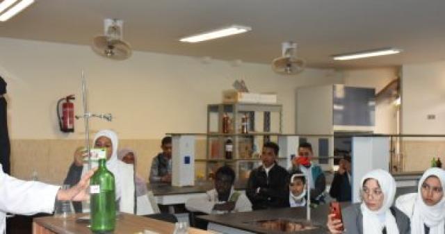 طلاب وطالبات مدرسة جمال عبد الناصر الثانوية