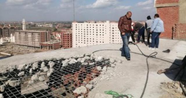 إزالة صبة سقف بالطابق الـ 14ببرج سكني وإحالة المخالف للنيابة