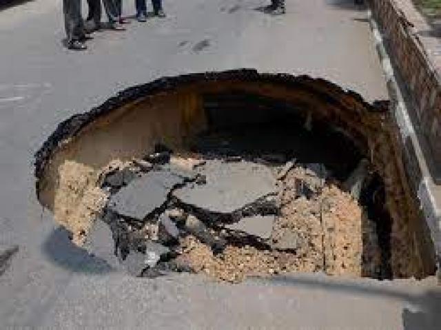هبوط أرضى بشارع
