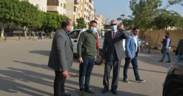  محافظ القليوبية خلال الجولة