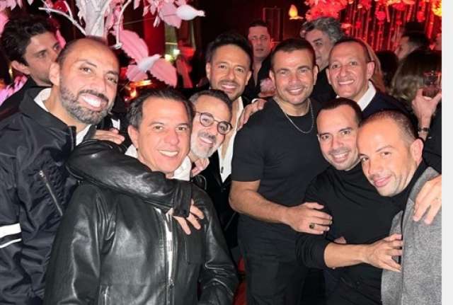 عمرو دياب يحتفل بالكريسماس 