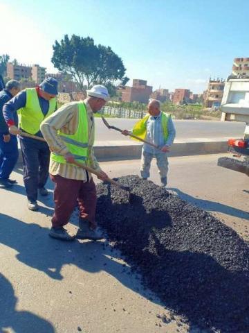 العمال أثناء إقامة المطبين 