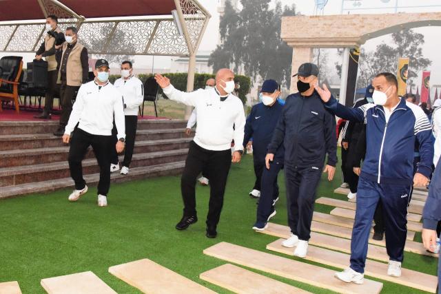 وزير الدفاع يتفقد عدد من الأنشطة التدريبية للطلبة بالكلية الحربية 