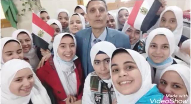 الأستاذ النادي إبراهيم النادي وسط طلابة