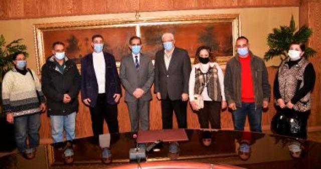 محافظ الغربية يقدم التهنئة للعاملين الأقباط