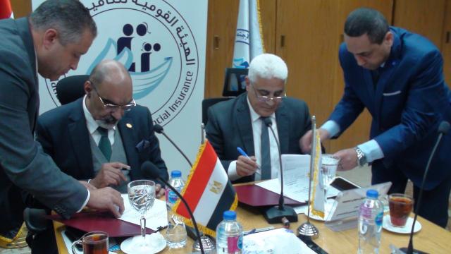 أثناء توقيع البروتوكولين 
