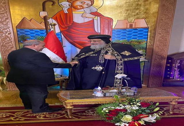 رئيس النيابة الإدارية يقدم التهنئة للبابا تواضروس