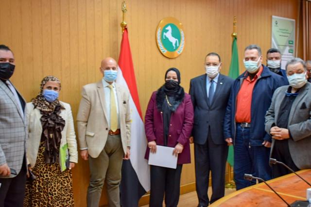 محافظ الشرقية يوجه بصرف مكافأة تشجيعية لإدارة الطب العلاجي