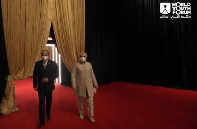 الرئيس السيسي والسيدة قرينته يصلان لمقر مسرح شباب العالم