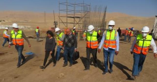 وفد من الوكالة الأمريكية للتنمية الدولية يزورون مشروع محطة مياه الهنادي