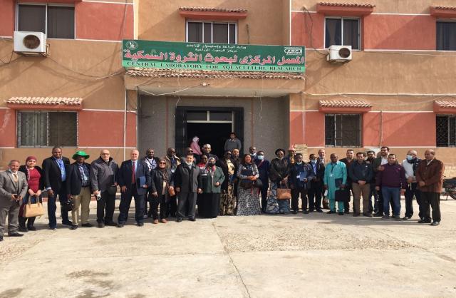 وفد نيجيري يزور المعمل المركزي والدولي للأسماك