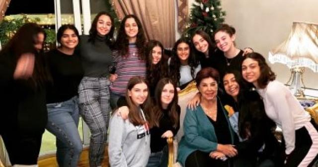 الراحلة رجاء الجداوي مع بعض احفادها