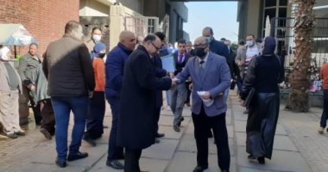 وكيل وزارة الصحة بأسيوط يوزع الكمامات على المواطنين