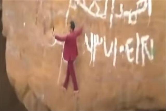 الشاب اليمنى 