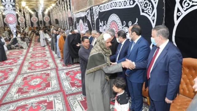المحافظ يتلقى العزاء 
