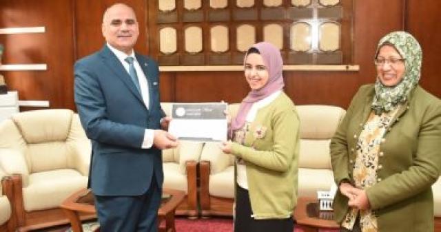 جامعة الأقصر تسلم شهادات مايكروسوفت الدولية لثلاثة موظفين