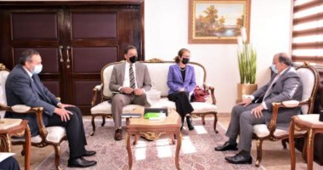 وزير التنمية المحلية خلال لقاء وفد من البنك الدولى