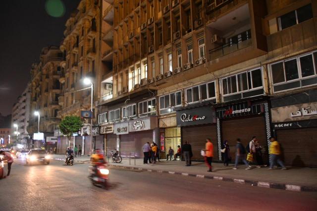 غلق المحلات والمقاهي وسط البلد