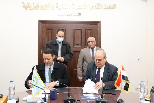جانب من توقيع البروتوكول