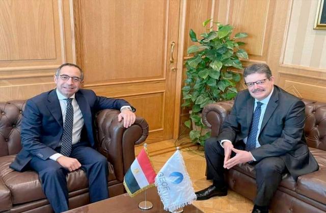 سفير مصر في الدوحة مع أمين عام منتدى الدول المصدرة للغاز