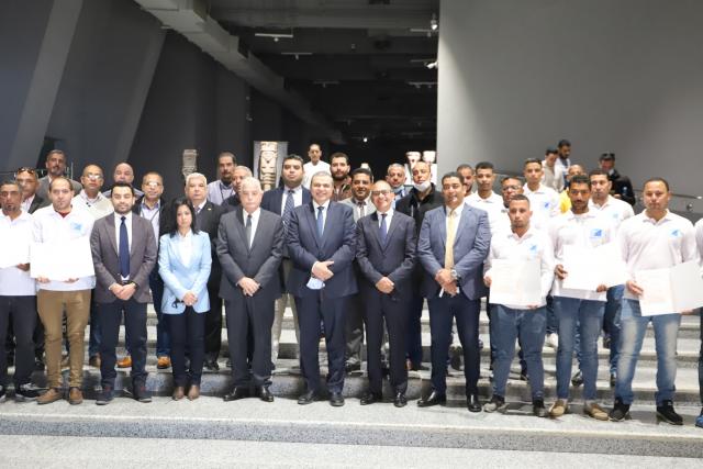 وزير القوى العاملة يسلم 120 وثيقة تأمين للعمالة غير المنتظمة