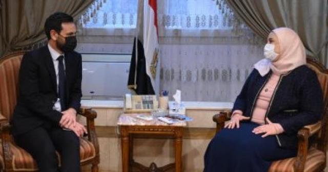 الدكتورة نيفين القباج وزيرة التضامن مع مدير البعثة الدولية للصليب الأحمر
