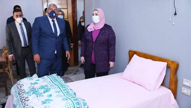 الوزير أثناء الافتتاح 