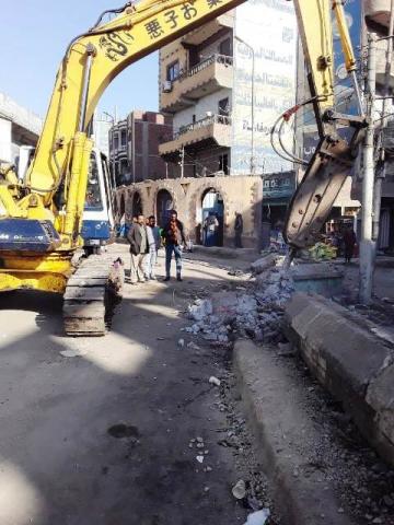 ازالة السور الخرساني بطريق العصلوجي