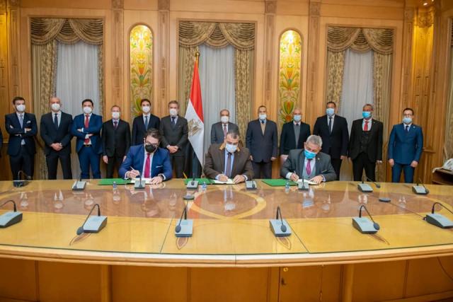 ”وزير الإنتاج الحربى”  يشهد توقيع اتفاقية لتأسيس شركة لتصنيع مكونات مجموعات تحويل السيارات للعمل بالغاز الطبيعى