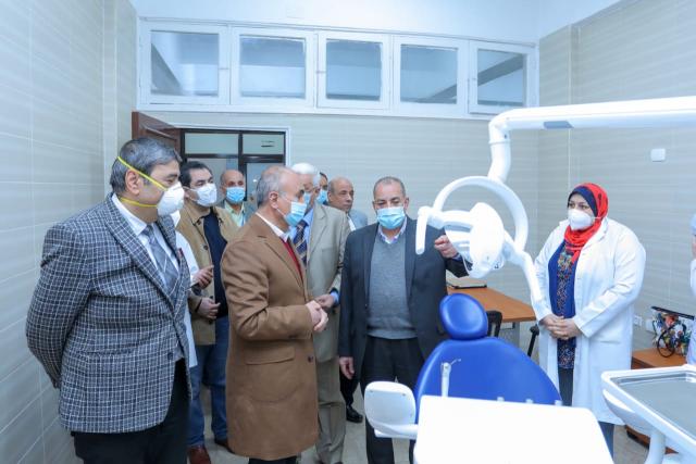 رئيس جامعة الزقازيق يطمئن على سير العمل بعيادات التأمين
