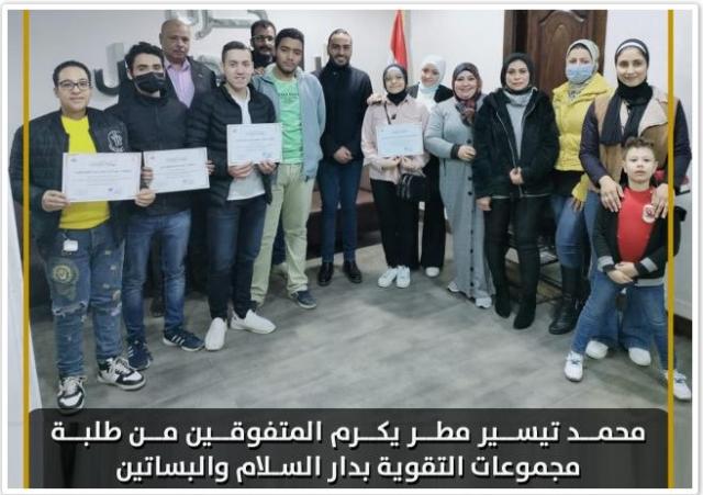 النائب محمد تيسير يتوسط الطلبة المتفوقين