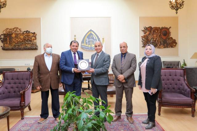 اهداء درع الجامعة للمستشار أحمد عبد الحليم