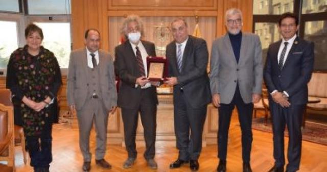 رئيس جامعة حلوان خلال لقاء نقيب الأطباء