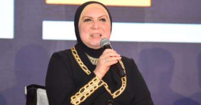   وزيرة الصناعة 