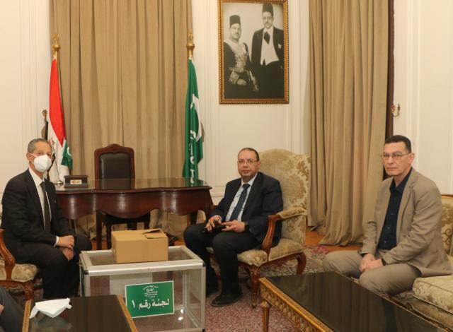 ممثل النيابة الإدارية يلتقي اللجنة المشرفة على انتخابات رئاسة حزب الوفد