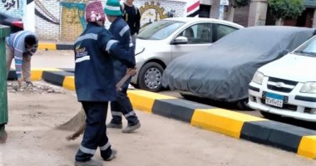 كنس ورفع القمامة بشوارع المحلة