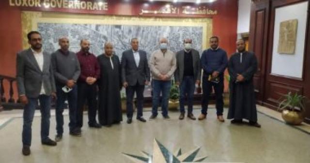 محافظ الأقصر يناقش مع الغرفة التجارية والتموين تنفيذ معارض أهلاً رمضان