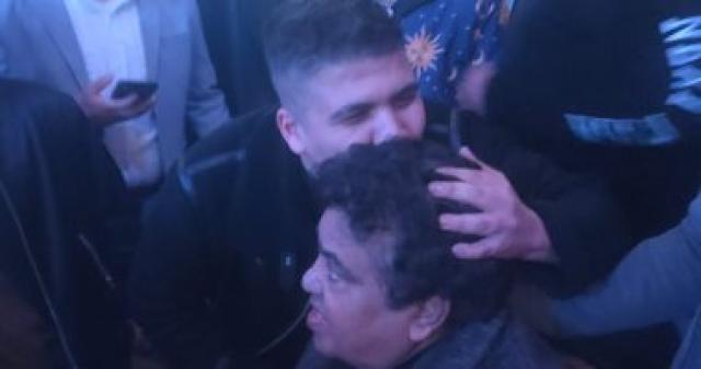 عمر كمال يقبل رأس أحمد عدوية 