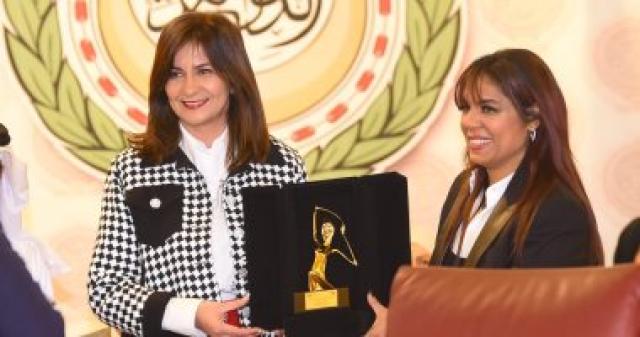 جامعة الدول العربية تمنح وزيرة الهجرة جائزة المرأة العربية للمسئولية المجتمعية
