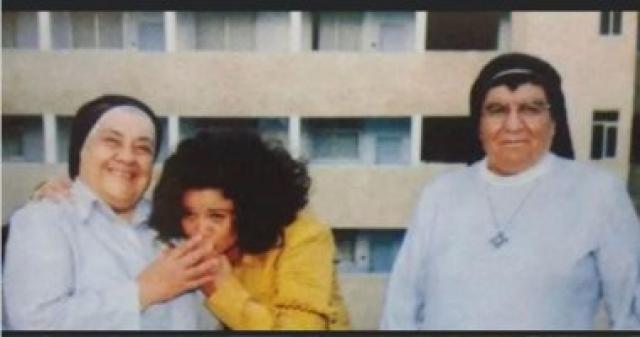 إلهام شاهين برفقة مديرة مدرستها
