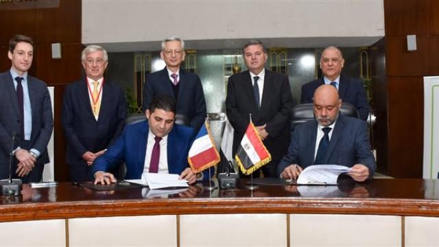 الوزير خلال التوقيع على مذكرة التفاهم 
