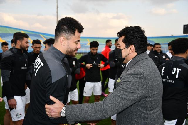 اشرف صبحى مع لاعبى المنتخب